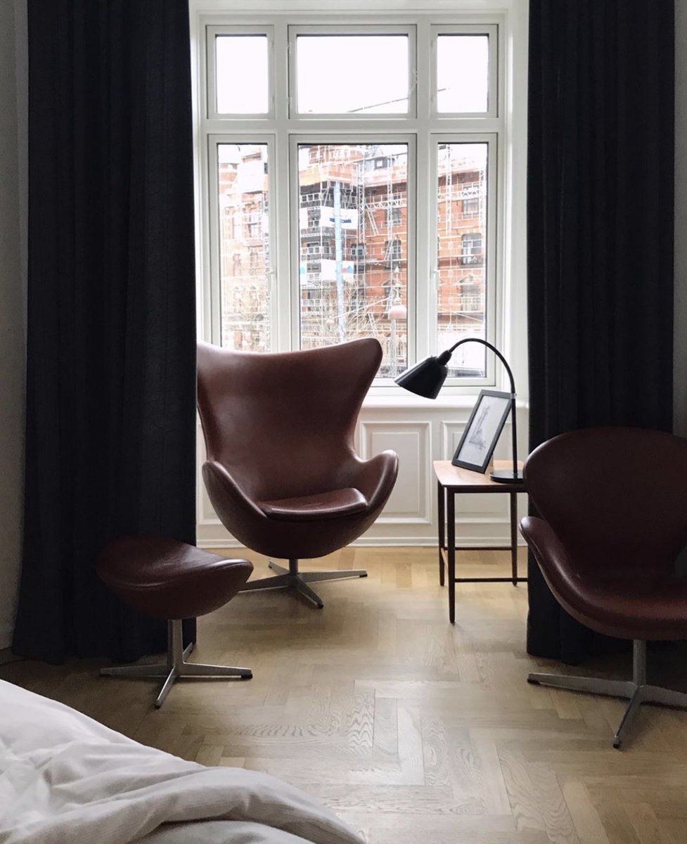 Room 223 - Is a tribute to the world renowned danish architect Arne Jacobsen. 
The Egg and The Swan chairs, are probably some of the most iconic, pieces of furniture to ever be manufactured 🦢🥚

📷 Rebecca Goddard