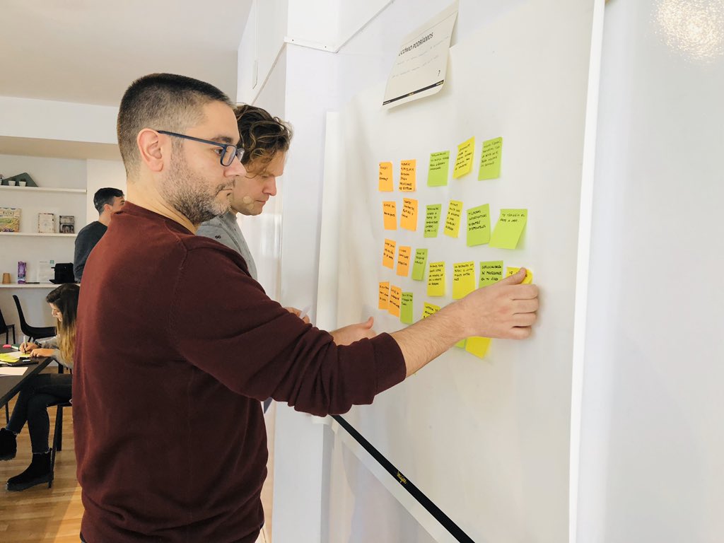 cecilia40arce's tweet photo. Ya entramos a la fase de #Ideación y para tener una buena idea debemos generar muchas ideas así que allá vamos #DisruptThinking con @luchodominguez @Experience__Lab #DesignThinking #DesignDoing https://t.co/rJ32kSmLRx