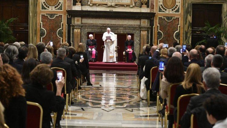 vaticannews_it's tweet photo. #1febbraio #PapaFrancesco: il malato non è un numero, prevalga la prossimità e non l’aspetto economico. @GVMCareResearch 

https://t.co/UP3ifUEyoA https://t.co/I8N277NJdP