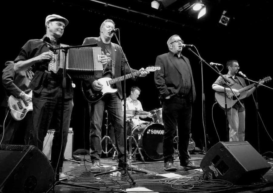 GriefBrosUK's tweet photo. The Griefs are busy working on a new album for release later this year! Our recording gear is playing up at the moment, so in the meantime here's Jon Langford of @TheMekons singing a song from our debut album..and here's a photo of us playing it live🤘🍻

https://t.co/OgnIz9No62 https://t.co/mAPzxVjARU