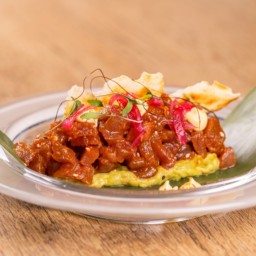 El tartar de atún rojo lo cocinamos libre, sin ataduras, sin manipular en exceso, sin artificios ni corsés. Atún rojo en estado puro, no te lo pierdas.

#Malaga #fuengirola