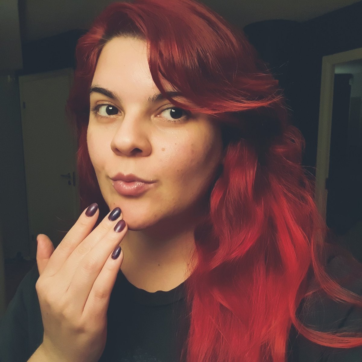 selfie. mulher branca (eu) de cabelo vermelho com a mão no queixo