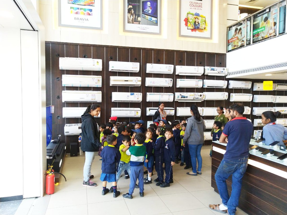 VijaySales's tweet photo. Tech + Intellect - A fun learning experience for school kids at Vijay Sales!
#VijaySales #EductaionalVisit #FunLearning #TechTeaching https://t.co/GrjLJ49vA4