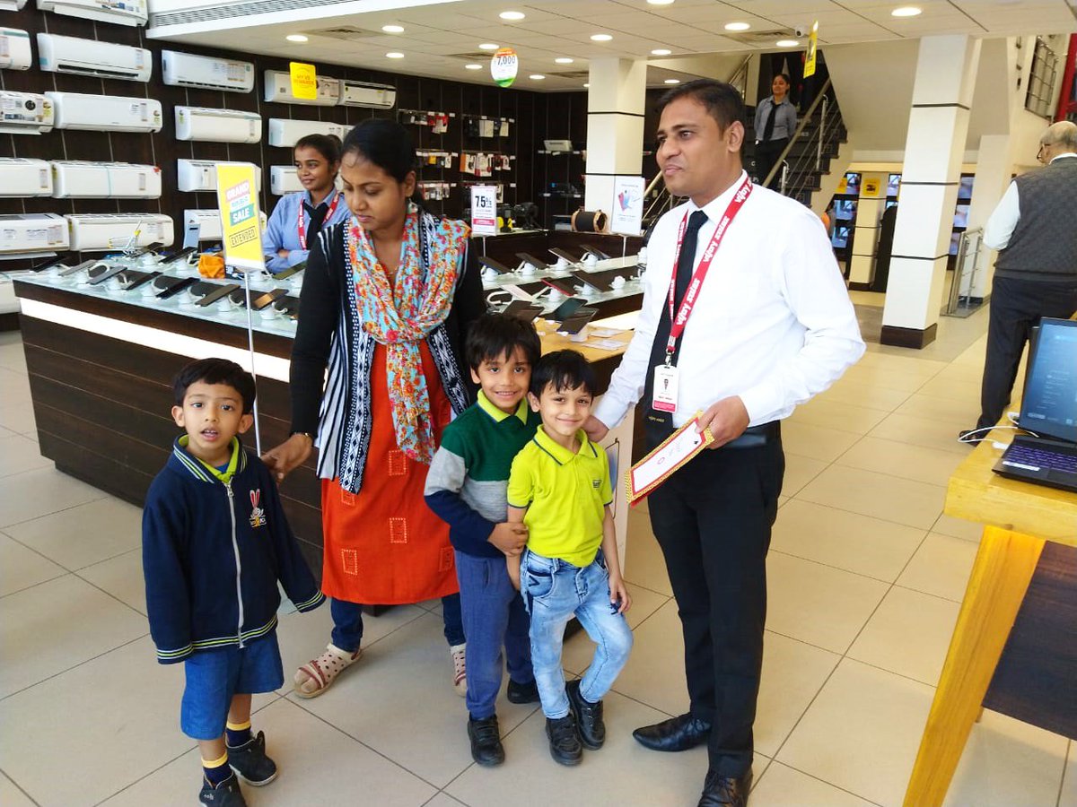VijaySales's tweet photo. Tech + Intellect - A fun learning experience for school kids at Vijay Sales!
#VijaySales #EductaionalVisit #FunLearning #TechTeaching https://t.co/GrjLJ49vA4