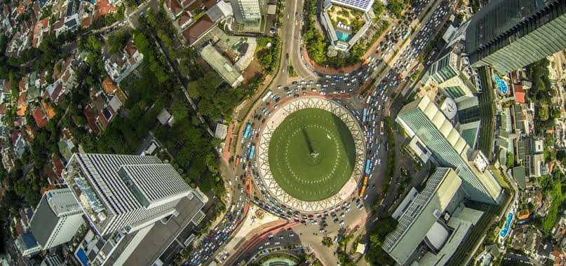 38. Di kalangan ekspatriat, Jakarta dikenal dengan julukan "Big Durian", senada dengan "Big Apple"-nya New York.Gambar dari simpulan[.]com