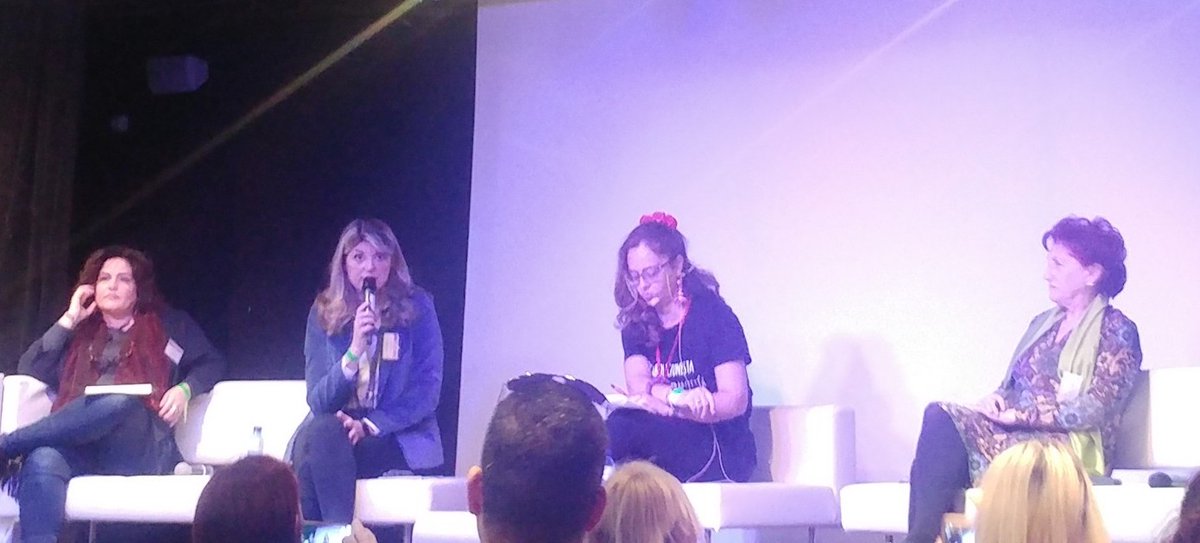 susitron99's tweet photo. Tres #Mujeres que escriben para todos los géneros nos fascinan con sus palabras en la #MesaDeGenero de @SalonAutor360 #IsabelBarceló @Marta_Querol @marina_lomar junto la moderadora @mfmedinahome. 👏👏👏👏 @bibliocafe @SagaIndigo @Ed_Sargantana https://t.co/upTVcbFxqo