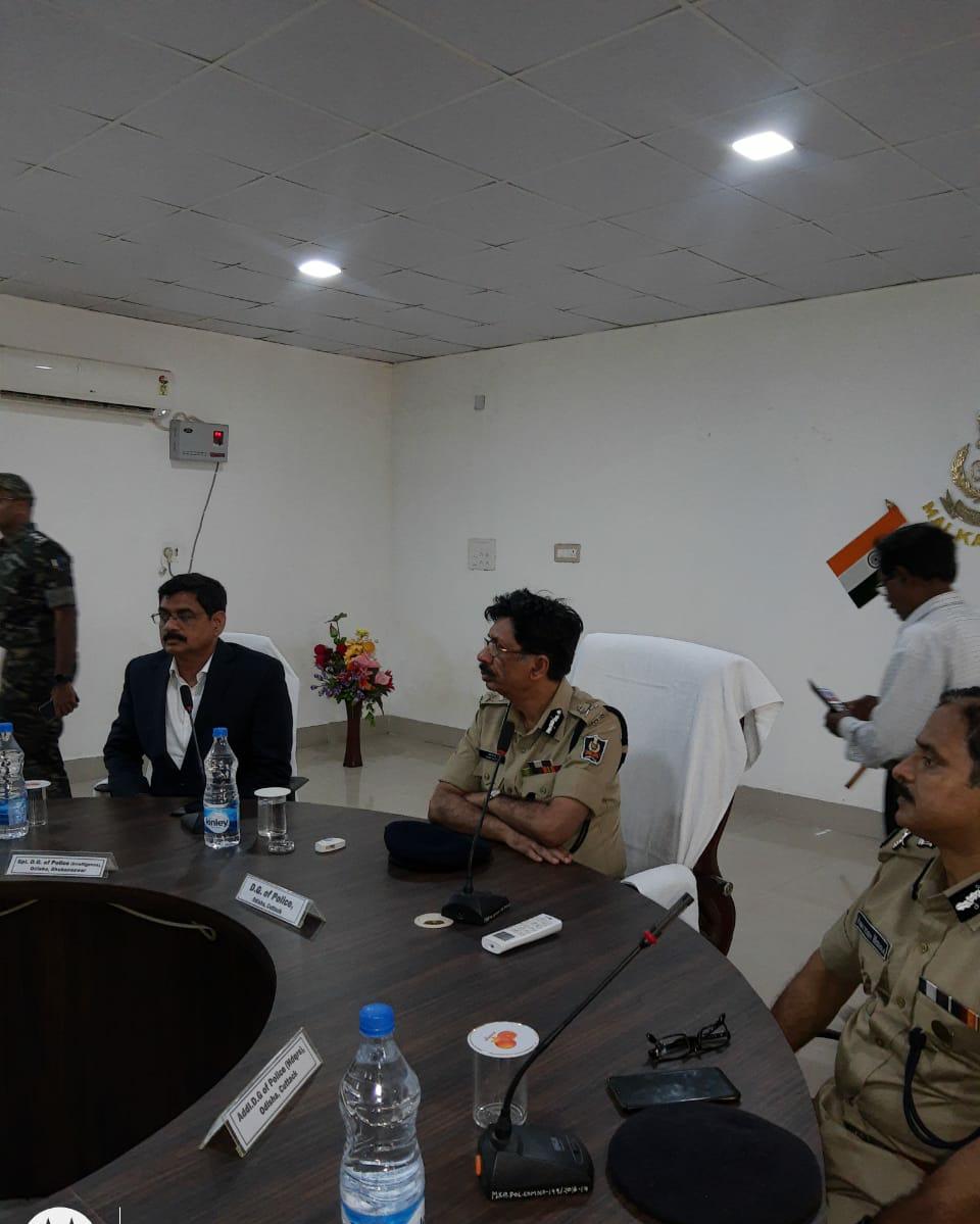 odisha_police's tweet photo. DGP Sri Abhay reviewed Security and LWE situation in Malkangiri. Visited Badapada and Jantapai Security camps in Swabhiman Anchal and security camps at Badapadar and Janbai. Sr Officers of Intelligence and Hdqrs accompanied. 
@CMO_Odisha @homeodisha https://t.co/0xbXo9fFTX