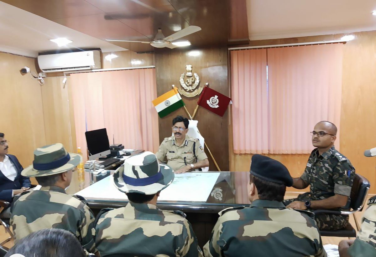 odisha_police's tweet photo. DGP Sri Abhay reviewed Security and LWE situation in Malkangiri. Visited Badapada and Jantapai Security camps in Swabhiman Anchal and security camps at Badapadar and Janbai. Sr Officers of Intelligence and Hdqrs accompanied. 
@CMO_Odisha @homeodisha https://t.co/0xbXo9fFTX