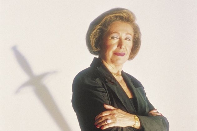 livreshebdo's tweet image. DISPARITION &amp;gt;&amp;gt; “Le jour de ma mort, je voudrais que l'on dépose dans mon cercueil un cahier à spirale, un stylo et une bouteille de vin. Je serai ainsi équipée pour écrire depuis l'au-delà” 
La reine du suspens Mary Higgins Clark est morte.
👉 buff.ly/392UzZb