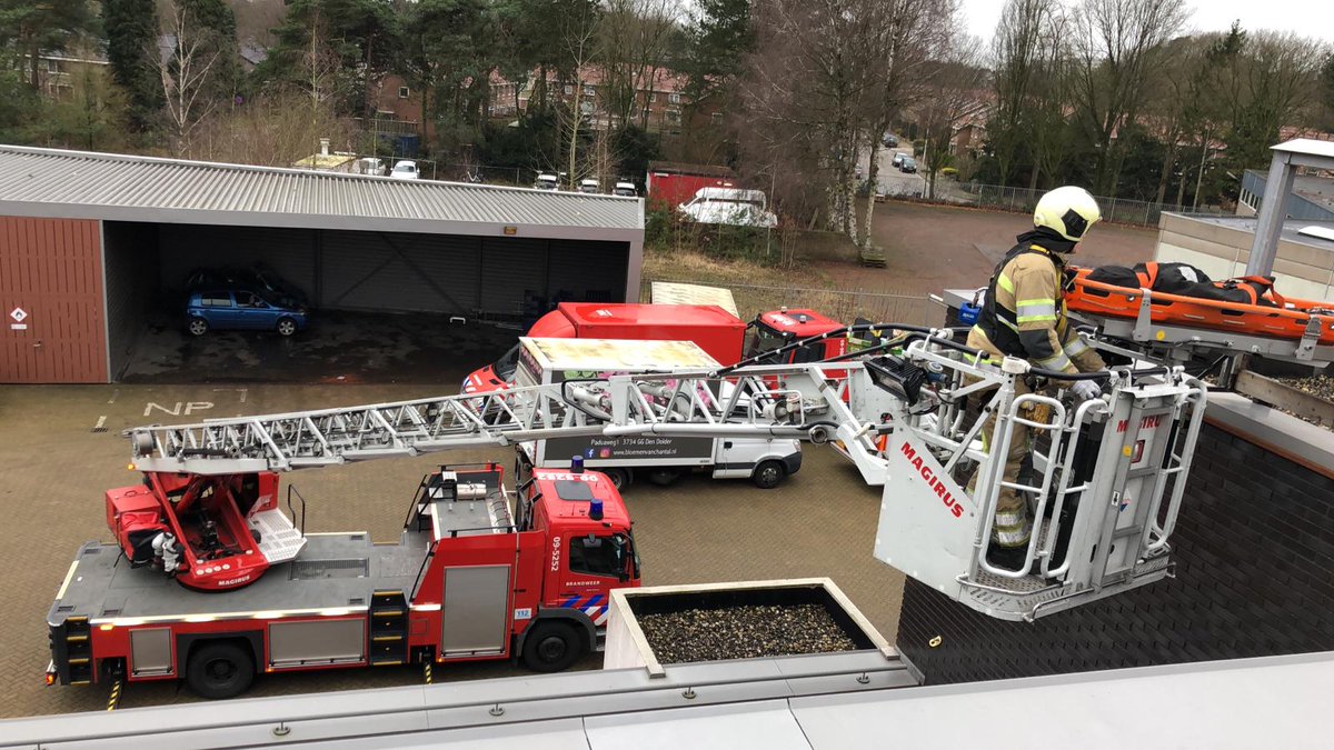 Onze ladderwagen was vandaag even oefenen bij <a href="/BrandweerZST/">Brandweer Zeist</a>. De hoogwerker van Zeist heeft daarom ons gebied waargenomen en wij die van hun. Zo doen we dat samen! #brandweer #vrijwilligers #samenwerken