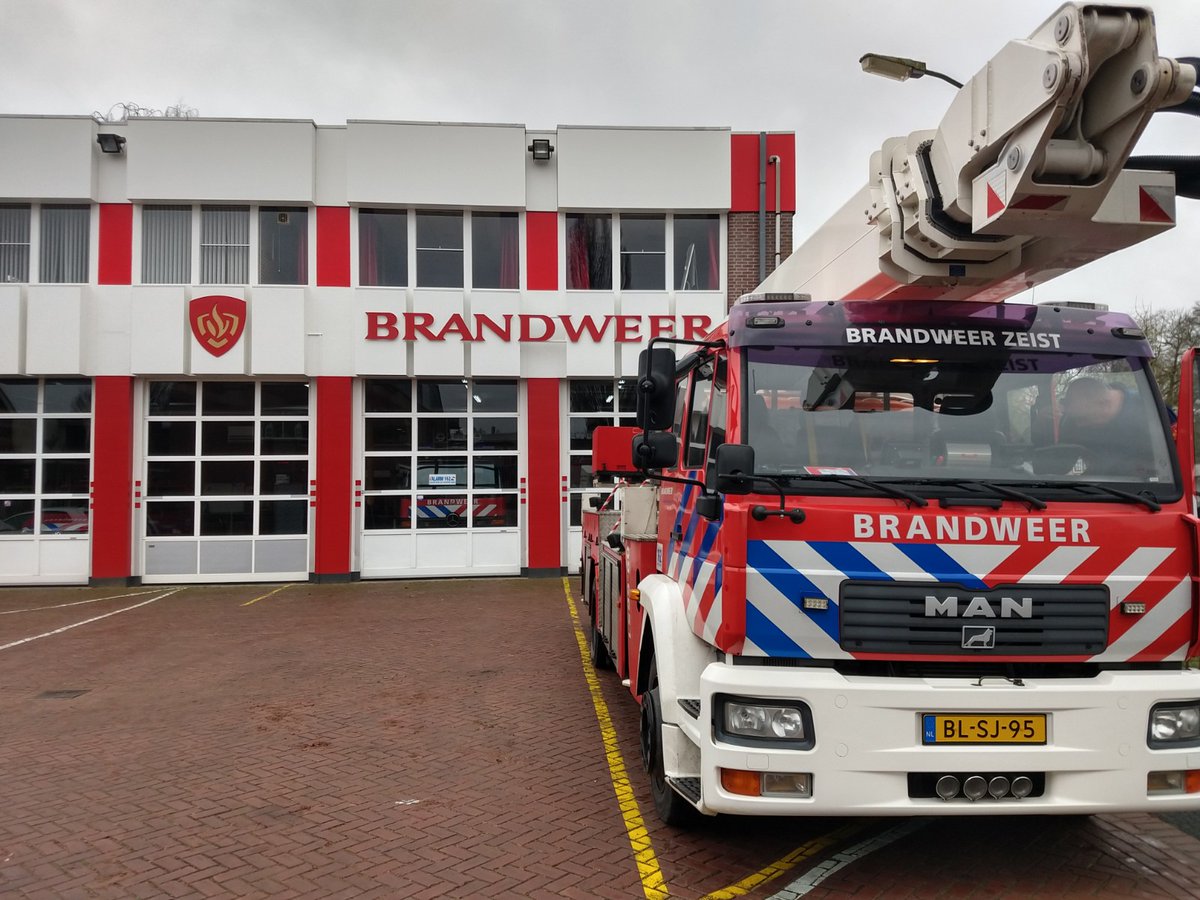 BrandweerDoorn's tweet photo. Onze ladderwagen was vandaag even oefenen bij @BrandweerZST. De hoogwerker van Zeist heeft daarom ons gebied waargenomen en wij die van hun. Zo doen we dat samen! #brandweer #vrijwilligers #samenwerken https://t.co/6CdGzrd4cp