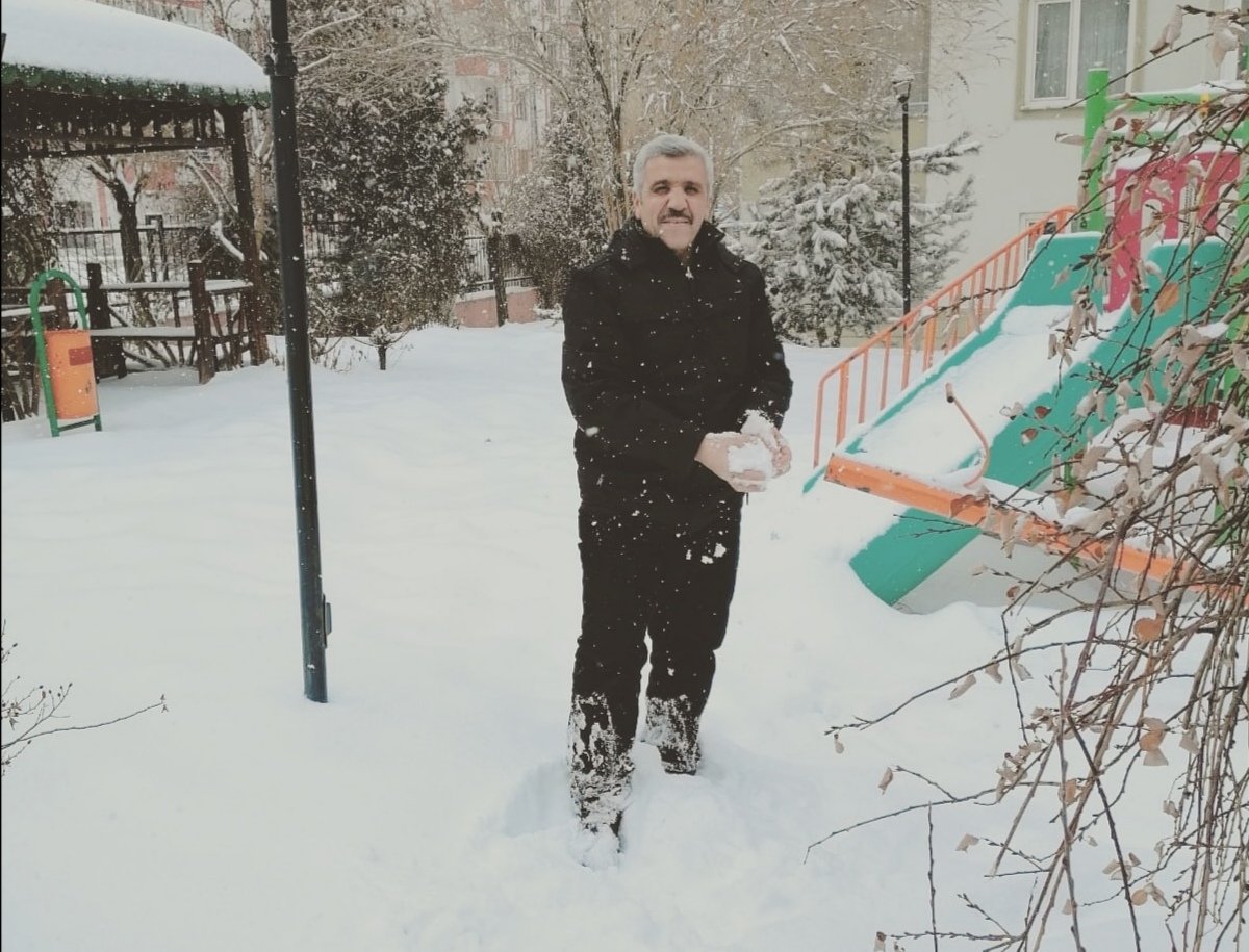 "Mevsimlerin biz müminlere verdiği mesajlar dikkatlerden uzak tutulmamalıdır. Mevsimler akıllara gençliği,olgunluğu, ihtiyarlığı,ölümü
ahireti hatırlatırlar;ahirete hazırlığı telkin ederler.Her mevsimin verdiği
mesajlar vardır.Bunlar Rabbü l-âleminin rahmet ve rahim tezahürüdür."