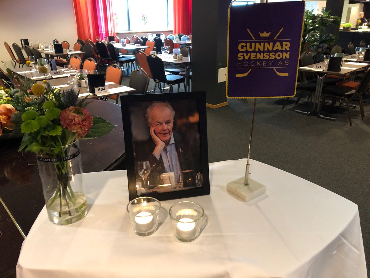 Gunnar Svensson har lämnat oss. Många fina ord om en stark profil ute i sociala medier. 
Hedras på Malmö Arena idag också. Som Höllvikenbo, så valde Svesse att se SHL-hockey här, från en fast plats.
Vila i frid!