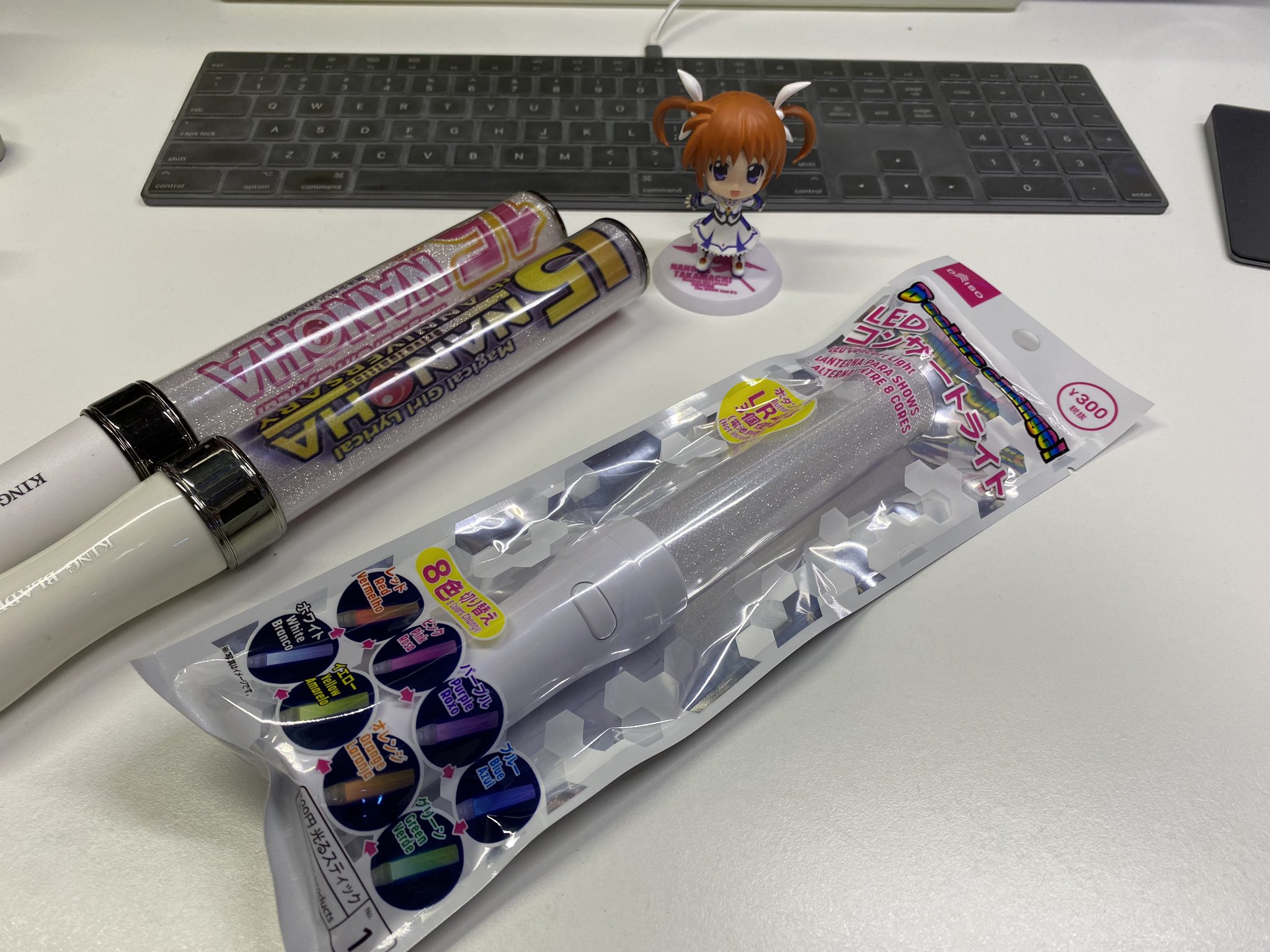 ぽち 魔法少女 おじさん Me I M Going To Be A Puella Magi あ 多分 一部の人が気になってるのはこれかな 今日 買ってきたダイソーのledコンサートライト キンブレより一回り小さいというか 短い 筒が外れねぇ と思ったら 固いだけで外れた