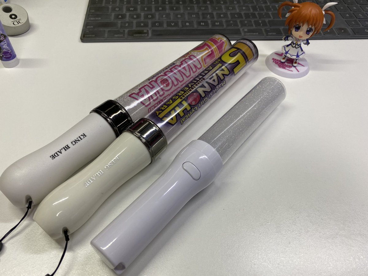 ぽち 魔法少女 おじさん Me I M Going To Be A Puella Magi あ 多分 一部の人が気になってるのはこれかな 今日 買ってきたダイソーのledコンサートライト キンブレより一回り小さいというか 短い 筒が外れねぇ と思ったら 固いだけで外れた