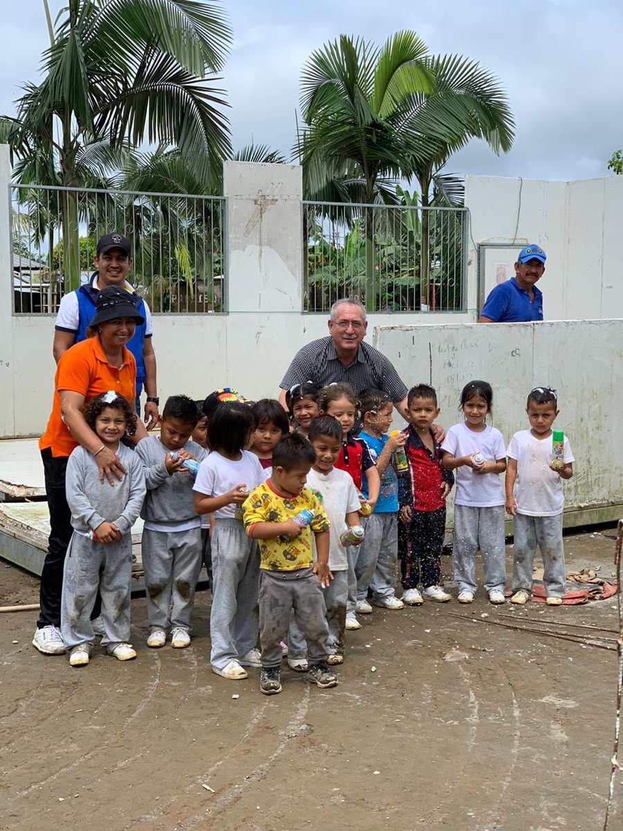 EdgarCuevaV's tweet photo. También realizamos un recorrido por la #ZonaRural, MSc @EdgarCuevaV director de #Distrito23D02 de educación #SantoDomingo, visitó la Unidad Educativa #JoséLuisRiofrio, verificando la instalación de una #AulaMóvil para atender pedagógicamente a nuestro niños, #SomosEducaciónEC. https://t.co/YwHzEzI5Yz