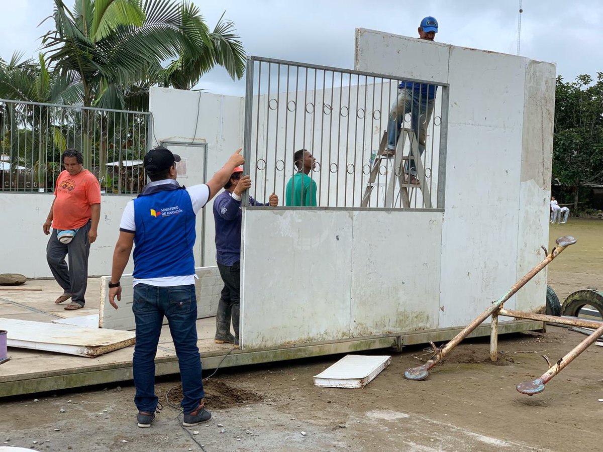 EdgarCuevaV's tweet photo. También realizamos un recorrido por la #ZonaRural, MSc @EdgarCuevaV director de #Distrito23D02 de educación #SantoDomingo, visitó la Unidad Educativa #JoséLuisRiofrio, verificando la instalación de una #AulaMóvil para atender pedagógicamente a nuestro niños, #SomosEducaciónEC. https://t.co/YwHzEzI5Yz
