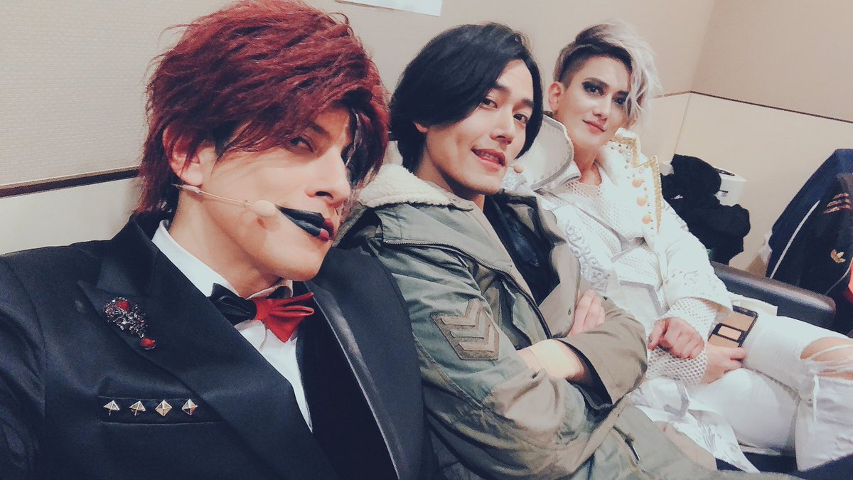 Happyskyrainbow's tweet photo. 蕨野君のツイでめっちゃ元気出た〜💕😆
やっぱり推しも元気じゃないとパワー出ません💪
ということで今夜は土曜日なので
デビルメイクライ ライブハッカーのDVD📀鑑賞祭りします!✨
Let’s ROCK!!🎶👍
ほんと推し最高だな✨
#DMCLH #蕨野友也 https://t.co/Ivadtybaiq