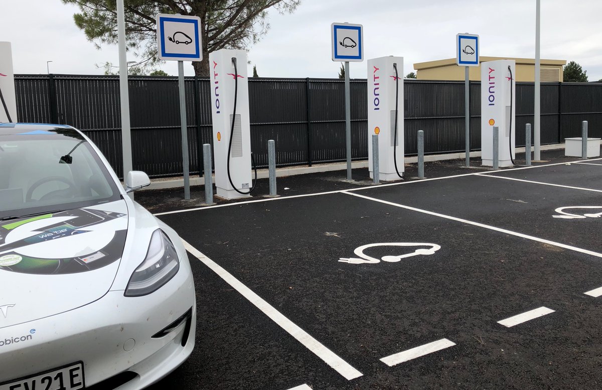 Eine #Flatrate die keine ist. Mit #PLUGSURFING kann man, um einen günstigen Preis pro kWh zu zahlen, auch über einen Grundpreis von 20 € pro Monat zu "normalen" Preisen bei #IONITY laden. Unverschämt bleibt es trotzdem.https://plus.plugsurfing.com/ #ladeinfrastruktur #elektroauto 