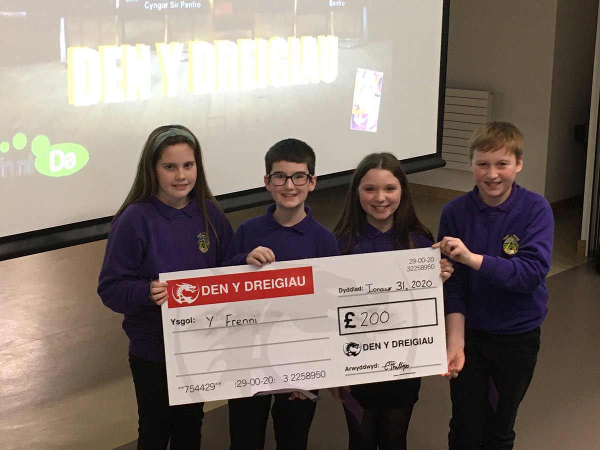 YFrenni's tweet photo. Dyma’r Cyngor Cymreictod yn mwynhau yn y Den y Dreigiau. Llongyfarchiadau iddyn nhw am ennill £200 i hybu cymreictod yn fwy yn yr Ysgol yn dilyn eu cyflwyniad.
@SerenaSbarc https://t.co/G0w9EaeD7s