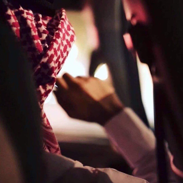 ياليتـني فالبال ياللـي على البال
وتعيش وصلي مثل ماعيش وصلك

لو كان بيني وبينك اميال واميال
تلقاني اقرب من ثيابك لخصرك