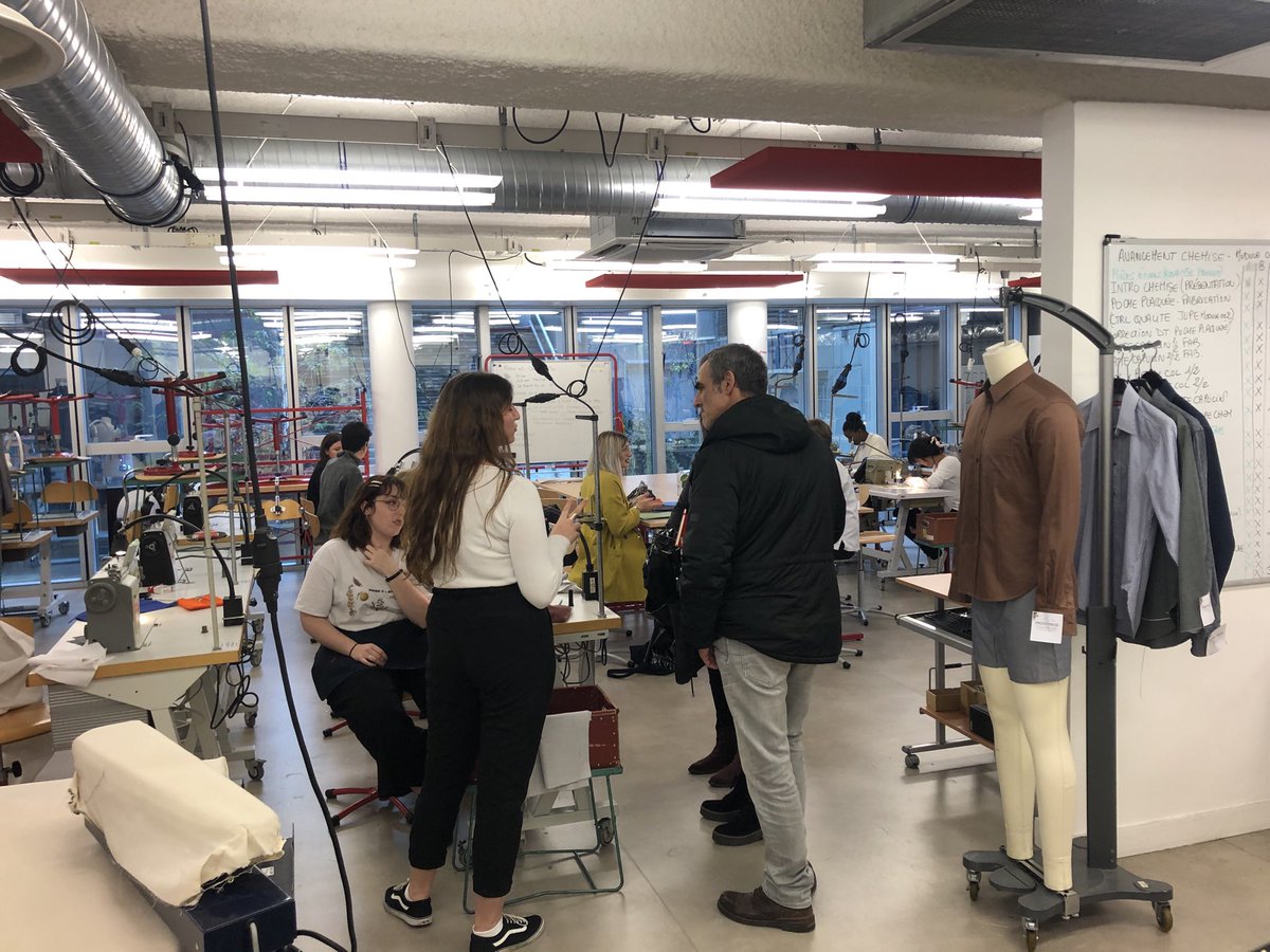 lafabrique_'s tweet photo. Journée portes ouvertes en #mode programme #ESIV : échanges avec les étudiants et enseignants chaîne&trame et #maille - Exposition des réalisations et démonstrations 👍 #mode #fashion #maille #metiers #orientation https://t.co/VNdDDR3Xzi