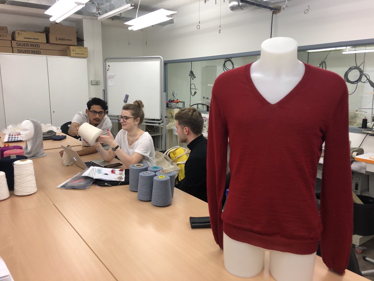 lafabrique_'s tweet photo. Journée portes ouvertes en #mode programme #ESIV : échanges avec les étudiants et enseignants chaîne&trame et #maille - Exposition des réalisations et démonstrations 👍 #mode #fashion #maille #metiers #orientation https://t.co/VNdDDR3Xzi