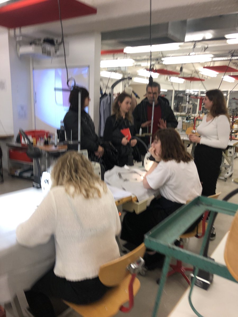 lafabrique_'s tweet photo. Journée portes ouvertes en #mode programme #ESIV : échanges avec les étudiants et enseignants chaîne&trame et #maille - Exposition des réalisations et démonstrations 👍 #mode #fashion #maille #metiers #orientation https://t.co/VNdDDR3Xzi