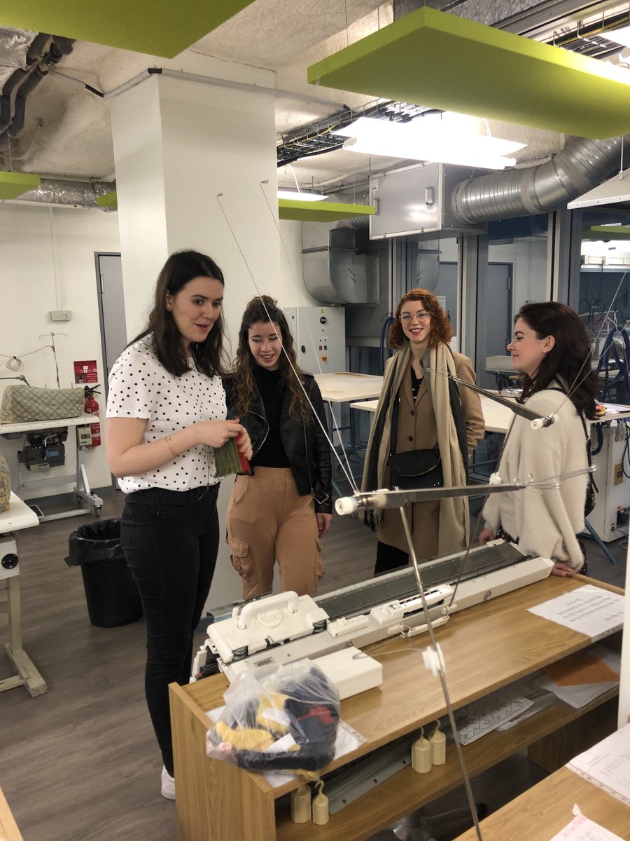 lafabrique_'s tweet photo. Journée portes ouvertes en #mode programme #ESIV : échanges avec les étudiants et enseignants chaîne&trame et #maille - Exposition des réalisations et démonstrations 👍 #mode #fashion #maille #metiers #orientation https://t.co/VNdDDR3Xzi