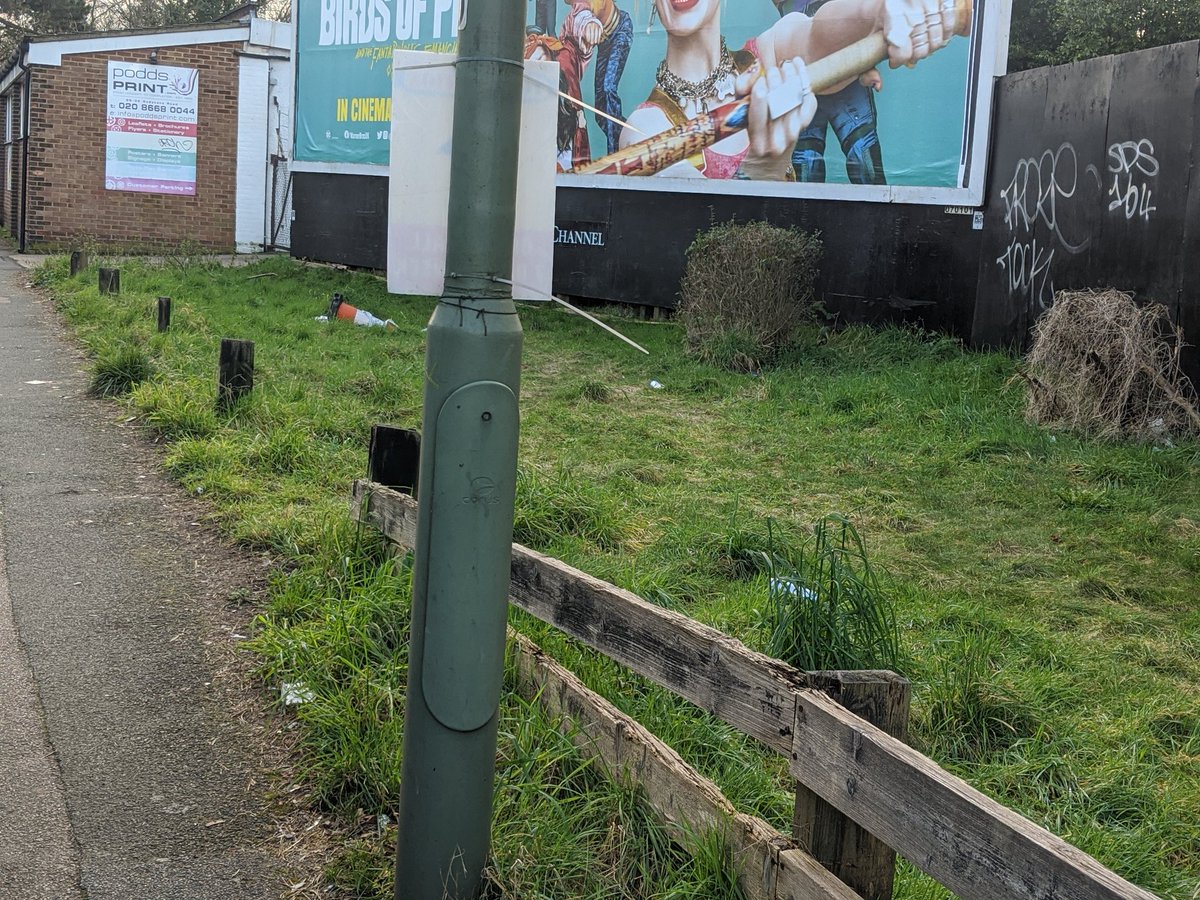 AndyHills84's tweet photo. Hi @clearchanneluk is there any chance of getting the graffiti removed and the fencing repaired / replaced at this site in CR3 0EA? 
cc @WhyteleafeCounc @TandridgeDC https://t.co/yCGWmmYDWM