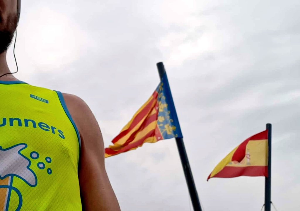 JaviRun42k's tweet photo. Pues un capítulo y medio de @Tirada_Larga ha caído hoy viendo amanecer 😁
#RoadToSevilla #ComandoValencia #kmsXalimentos #Run4fun
@PreMarathon @contadordekm https://t.co/GfweG8ktpf