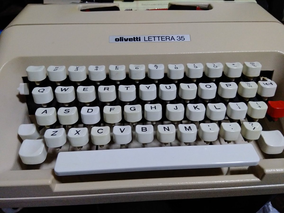 CRG65016's tweet photo. 買ったタイプライターをいじって機能確認。だいたい50年前の型らしい。すごい機能美。キャリッジリターンとかラインフィードとかね、これかーと感心しきり。
でもQの左のレバーが解らない。
タイプライタークラスタの人いる?
#タイプライター
#lettera35
#olivetti https://t.co/ltDvhiIodd