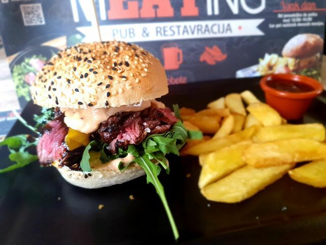 Ta pa je prav poseben. SYDNEY burger s sočnimi rezinami suho zorjenega rostbifa iz lokalne slovenske govedine. Zraven pa mlada špinača, chefova omaka, redkvica in balzamična glazura. 😍🍔
#sydney #meating #meatingmaribor #burgers #rostbif #lokalno #vis… ift.tt/2uTCM7Q