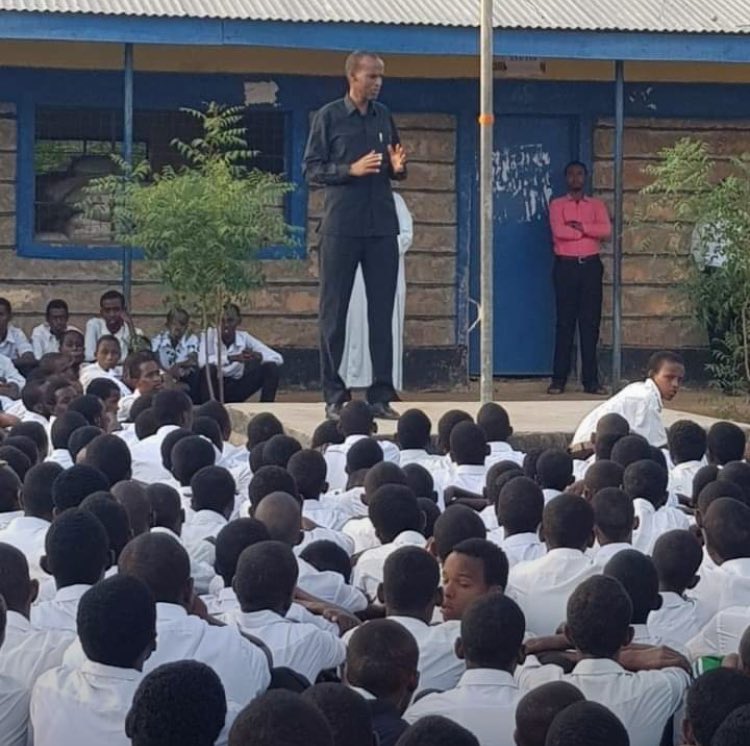 ManderaSchool's tweet photo. Mr. Elliyas,Director Ministry of education addressing Friday assembly. https://t.co/VFGckS08yN