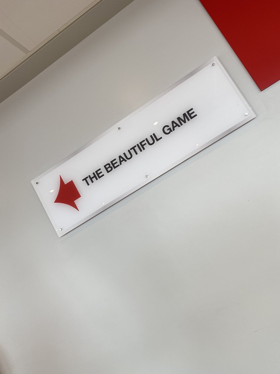 sophierodwell1's tweet photo. #PremierLounge #TheBeautifulGame #WineOnArrival @LFC 
@CShawQEH @nettswalsh https://t.co/8QqjeaoeIB