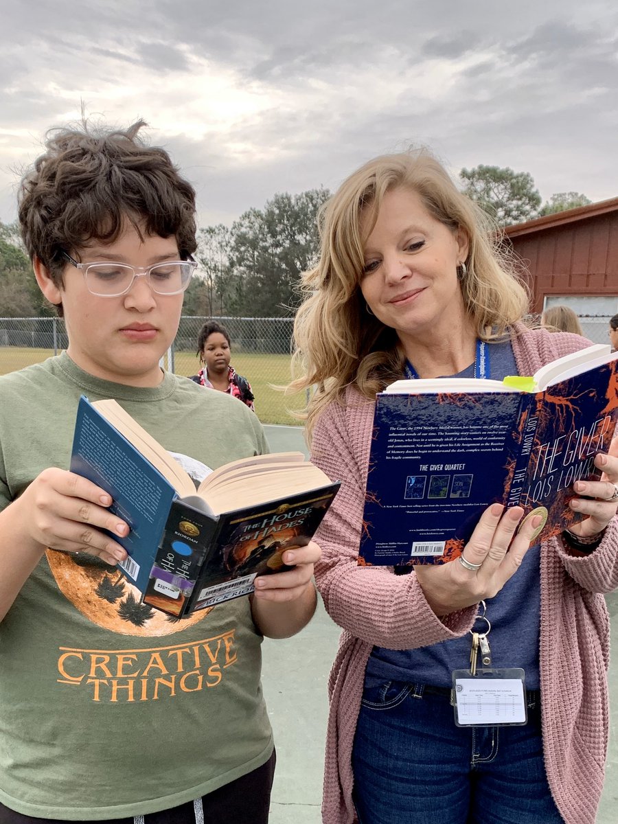 Friday is for Friendship during LiteraryWeek @PineViewMiddle I made a new friend on campus and we both love to read!@PascoLiteracy #LiteracyWeek2020 #FLCelebratesLiteracy