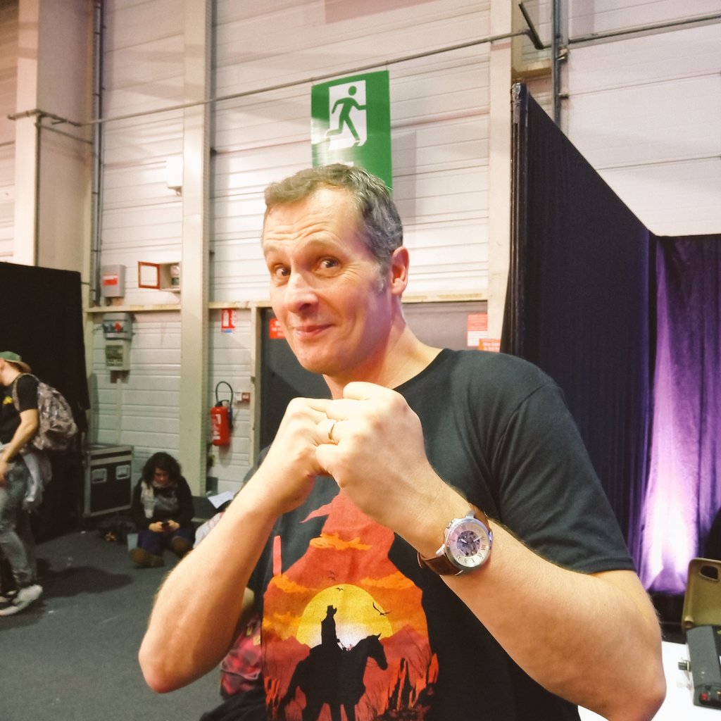Necronomi_con's tweet photo. [SCÈNE]

@Marcuszeboulet arrive sur la grande scène a 15H pétante ! Ne prenez pas exemple sur le bonhomme vert au dessus de lui et ne le ratez : sur...tout...pas ! 🎤

#Necro20 #GameOne #MarcusForEver https://t.co/nf7r6Kl83c
