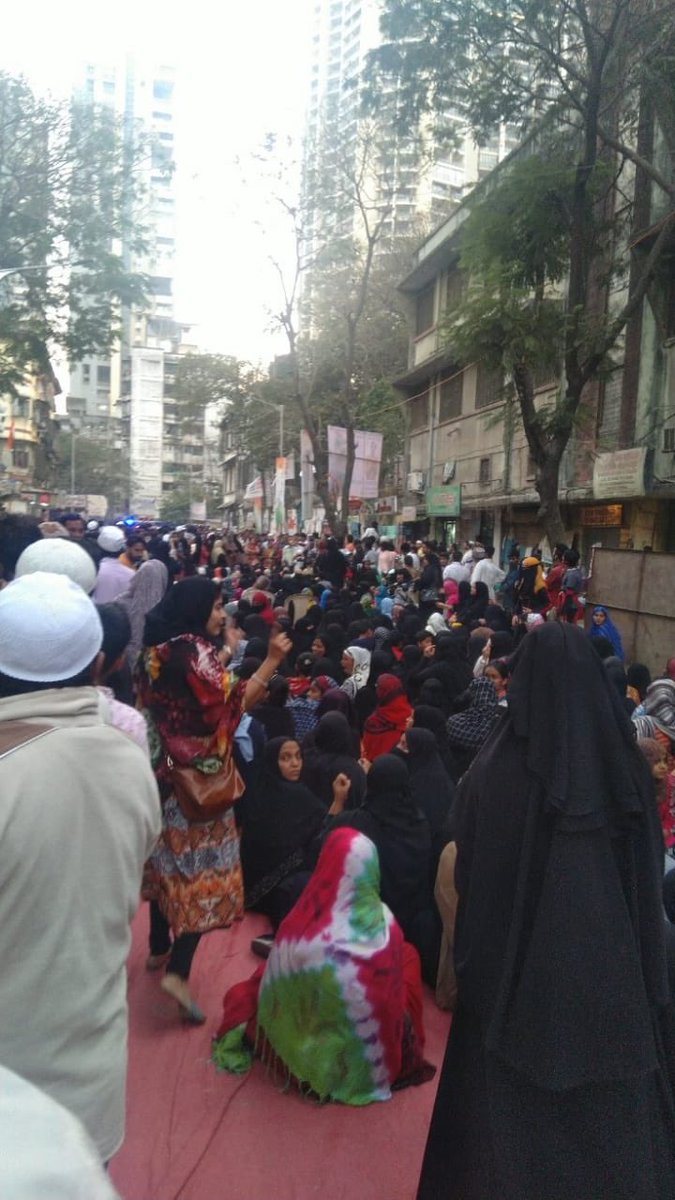 midhatkidwai's tweet photo. "koi darega nahi, hum sab ek saath hain aur hum sab yahaan se ek saath jayenge". These women have steel in their nerves, icewater in their veins, and fire in their hearts  #MumbaiBagh
This is the protest right now. 
@Sadiyas81098818 
@Fatima_Z0hra 
@VerySorrykar2 
@is4ushkh1 https://t.co/mc1hNoTTsl