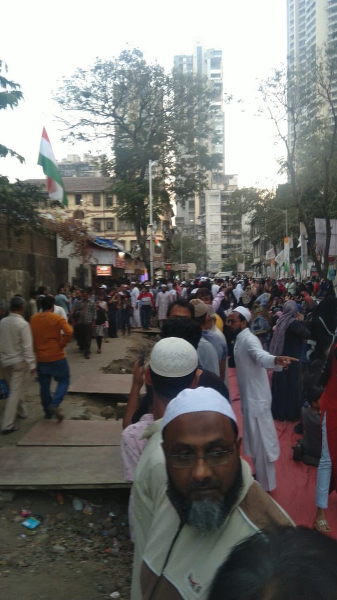 midhatkidwai's tweet photo. "koi darega nahi, hum sab ek saath hain aur hum sab yahaan se ek saath jayenge". These women have steel in their nerves, icewater in their veins, and fire in their hearts  #MumbaiBagh
This is the protest right now. 
@Sadiyas81098818 
@Fatima_Z0hra 
@VerySorrykar2 
@is4ushkh1 https://t.co/mc1hNoTTsl