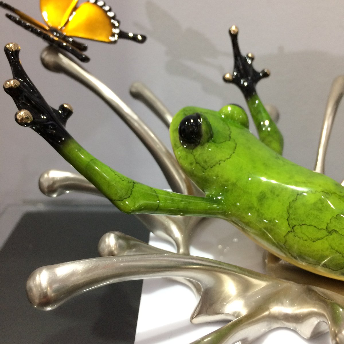 Gallery21UK's tweet photo. 'Spashdown' by the World's best selling bronze artist - Tim Cotterill. Incredible solid bronze sculptures are coloured in a 7 week patination process. G21 is a Frogman Authorised Dealer
#Bronzefrogs #TimCotterill #G21 #Gallery21 #ArtinSalisbury #sculpture #bronze #Forgart #frogs https://t.co/WJ5rolEoOM
