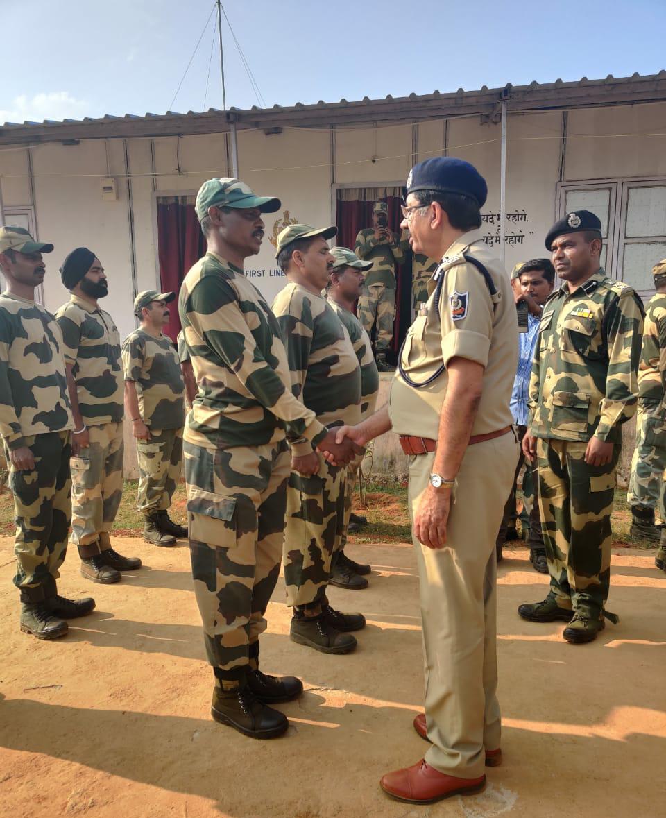 odisha_police's tweet photo. DGP interacted with Jawans and officers of BSF at Security Camps in the Swabhiman Anchal Malkangiri. Discussed the security situation and strategy. @CMO_Odisha @homeodisha https://t.co/v55DspRDn3