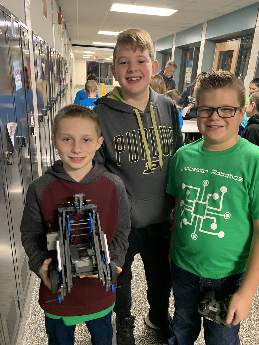 LESSTEAM_ROBO's tweet photo. After almost an hour of modifying the robot as it was too tall before, they finally passed inspection! https://t.co/Sr1k4z2f33