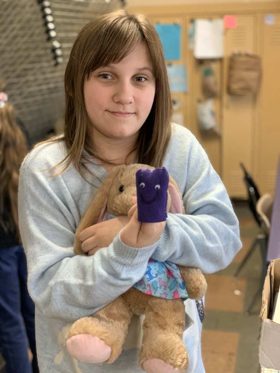 stedward307ART's tweet photo. ✂️🧷🧵MORE SEWING 🧵🥢✂️ these students took risks and persisted. It is not easy to sew the first time. Luckily, we have some seasoned veterans that can help others. SEW PROUD🤣 @StEdwardChi #bigredartstudio #tab #elementaryart #studentart #CatholicSchoolsWeek2020 https://t.co/eAlXCePmnA