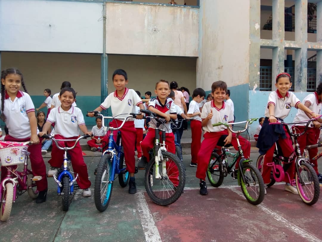 carlosrangelian's tweet photo. Disfrutando con alegría la mini vuelta en ruedas en el marco de la #FeriaDeSanSebastian2020 en la E.N Carlos Rangel Lamus Mcpio San Cristóbal Edo Táchira @MPPEDUCACION @fernanblanc @serviots @Crazet2011 @NicolasMaduro @charlychaves @ZonaEducTachira @psuvaristobulo https://t.co/C0Pem0EPqP