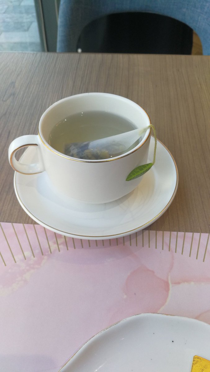 Lai Yuk Hung Terry 今晚 我和朋友們bbq 很快樂 很美味 可惜現在要返工 不得不離開了 這是昨天享用的洋金菊及藍莓蛋糕 到2月5日 發一張相給你 作為你的生日禮物