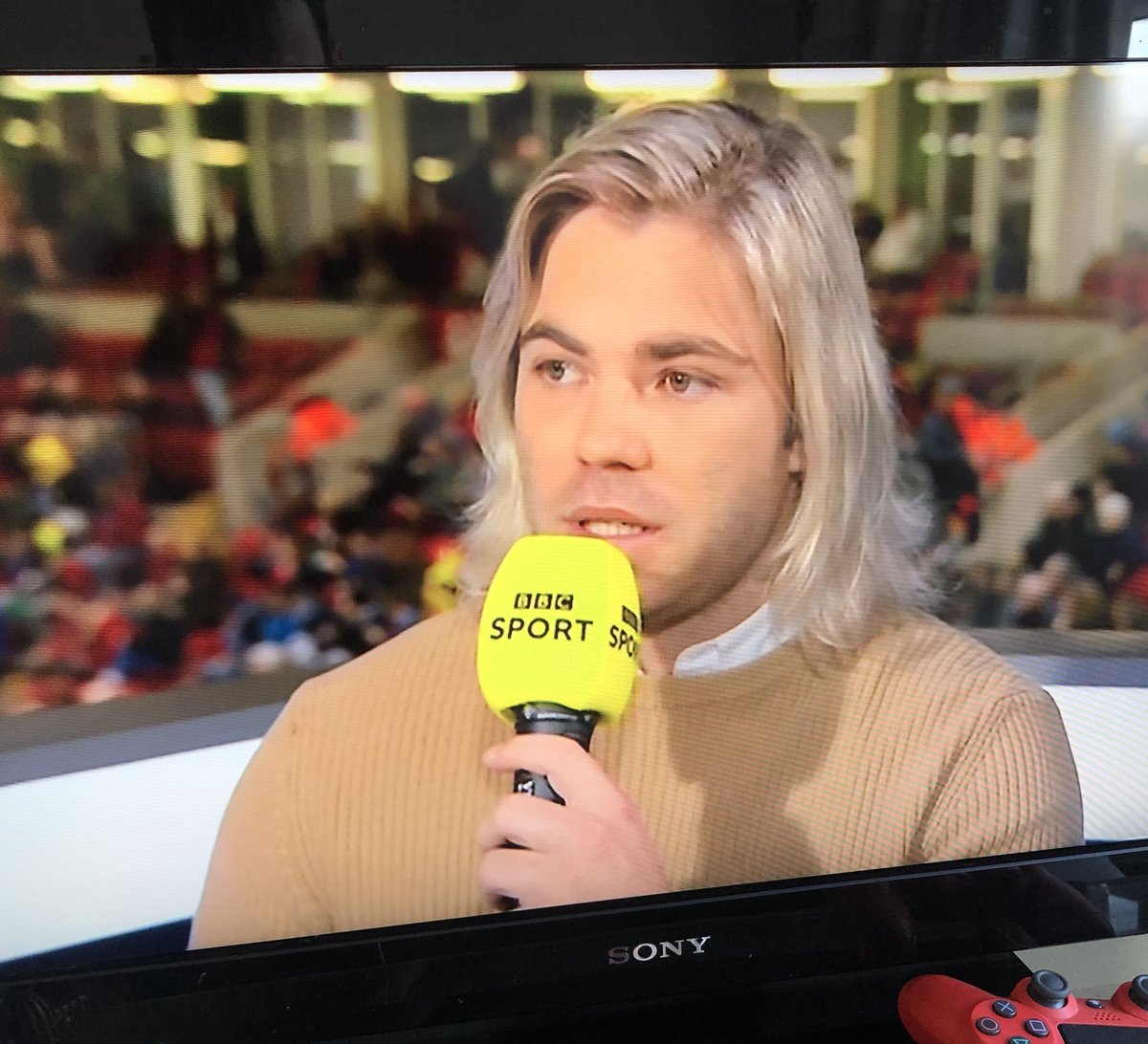 SquidgeRugby's tweet photo. Faf de Klerk here, dressed like a housewife on the one day a week she volunteers at the local nursing home.

At least he’s wearing something I guess. https://t.co/IowoLw3ppF