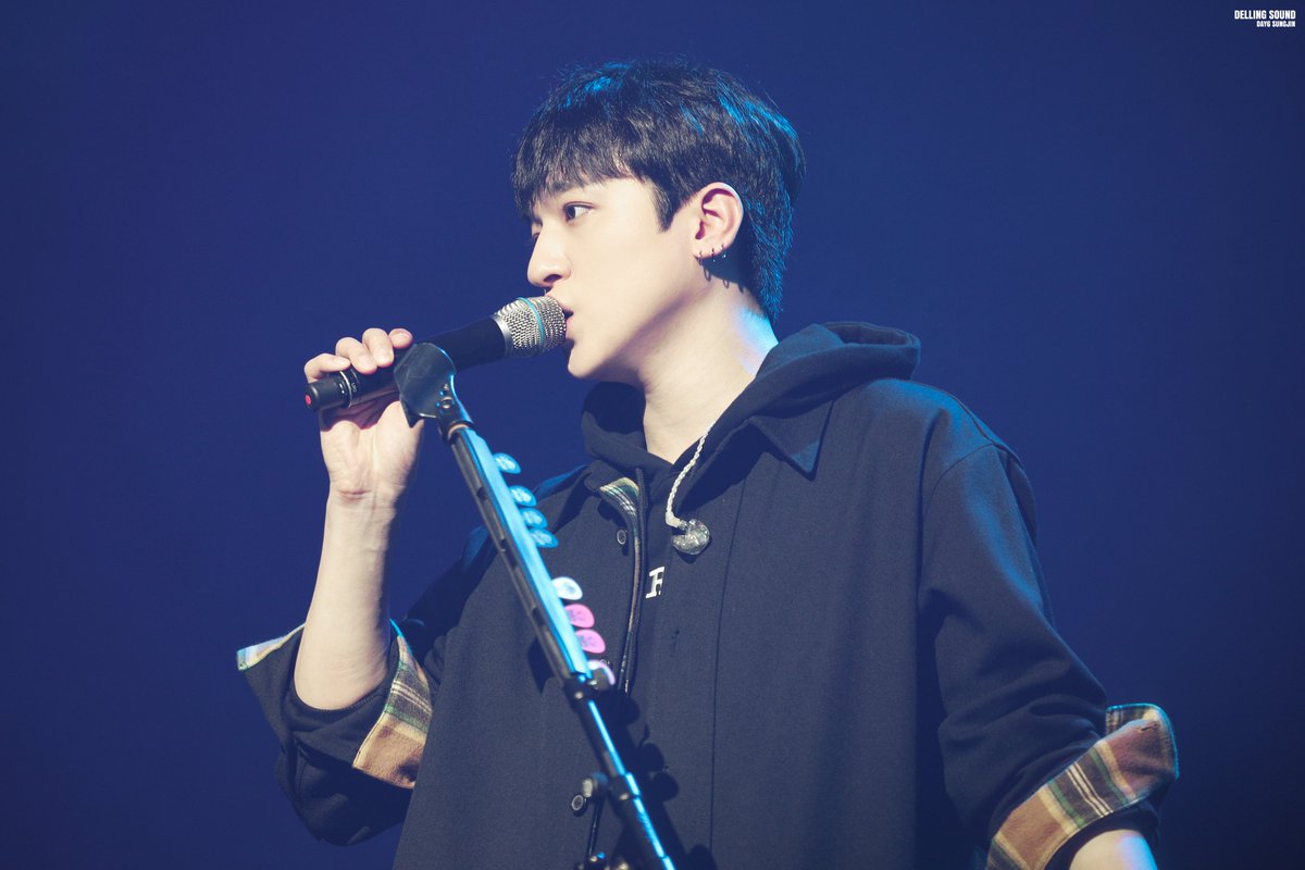 Delling_Sound6's tweet photo. 200116 Gravity in Amsterdam
손등,,,,,🙊
@DAY6_BOBSUNGJIN 
#DAY6 #데이식스 #성진 #SUNGJIN https://t.co/fBdTYHbkIY