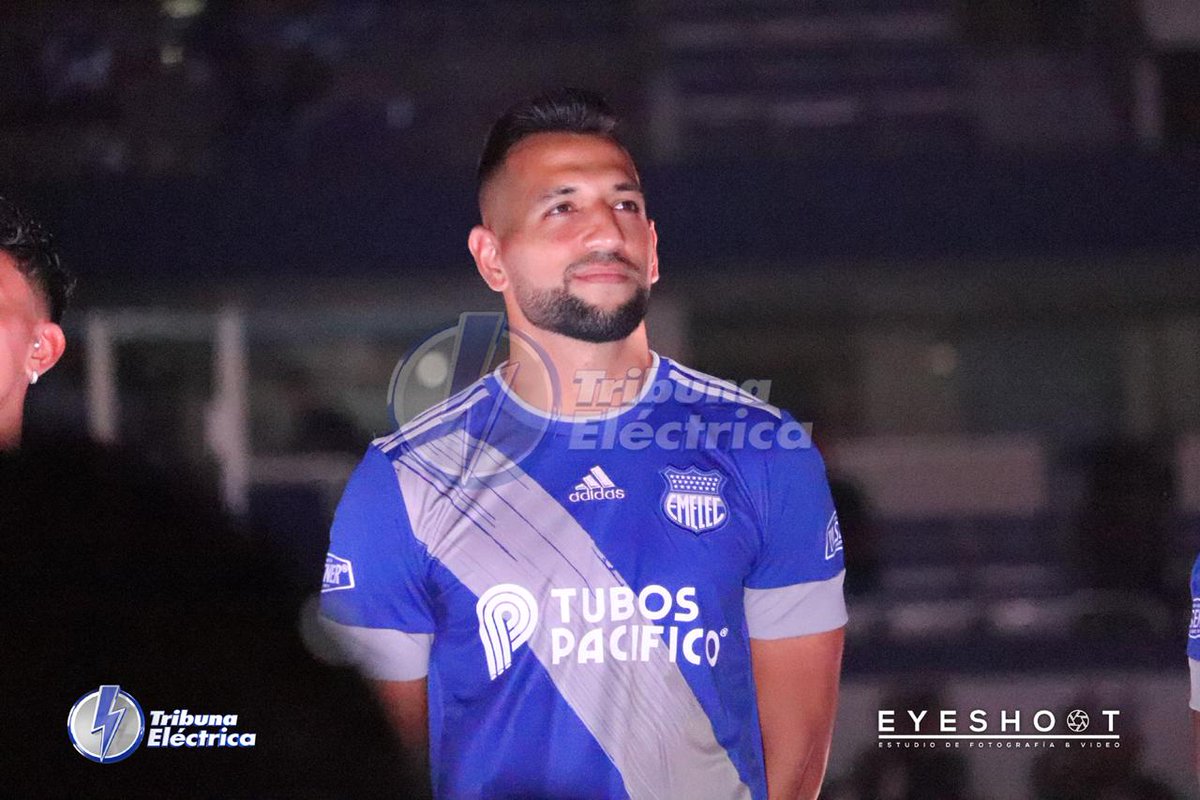 TribunaElec's tweet photo. ⚡⚽️¡TALENTO PURO CAPI!⚽️⚡
Aníbal Leguizamon disfrutó por primera vez una #ExplosionAzul2020, y con la banda de capitán de @CSEmelec. ¡Vamos Bombillo hasta el final!⚽️💙⚡
#TribunaElectrica #Emelec https://t.co/dkgDqH5oNs https://t.co/qgRNt8qU1r