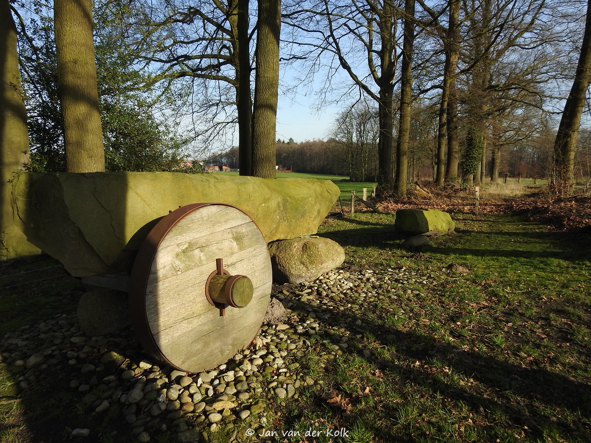 BekiekTwente's tweet photo. Monument 'De Hel' aan de Hanhofweg in #DeLutte #DeLut
Via deze hel werd zandsteen uit #Gildehaus en #Bentheim door ossen of paarden getrokken wagens vervoerd naar #Oldenzaal voor de bouw van de Plechelmusbasiliek.
#Losser #SchatkamervanTwente #Twente #BekiekTwente https://t.co/pM3ReoapVo