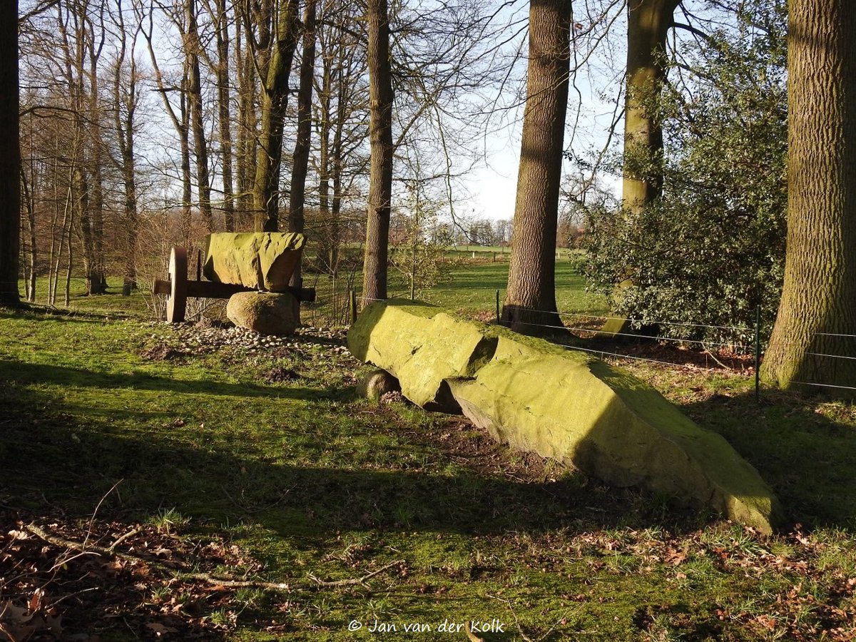 BekiekTwente's tweet photo. Monument 'De Hel' aan de Hanhofweg in #DeLutte #DeLut
Via deze hel werd zandsteen uit #Gildehaus en #Bentheim door ossen of paarden getrokken wagens vervoerd naar #Oldenzaal voor de bouw van de Plechelmusbasiliek.
#Losser #SchatkamervanTwente #Twente #BekiekTwente https://t.co/pM3ReoapVo